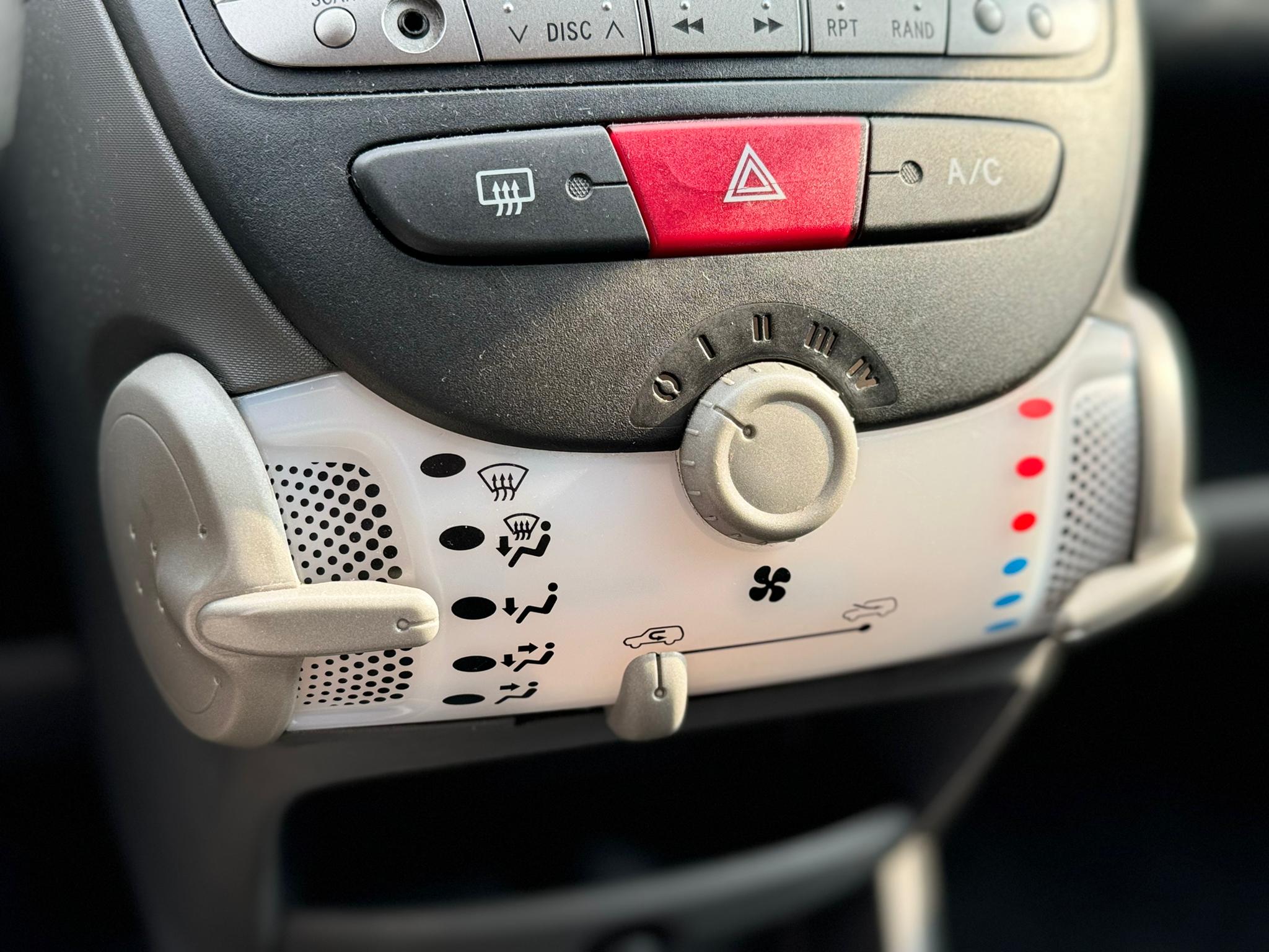 Peugeot 107 1.0-12V XS 2011